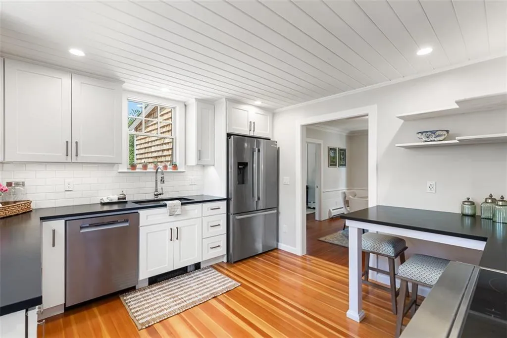 85 Highland Avenue Barrington RI 02806