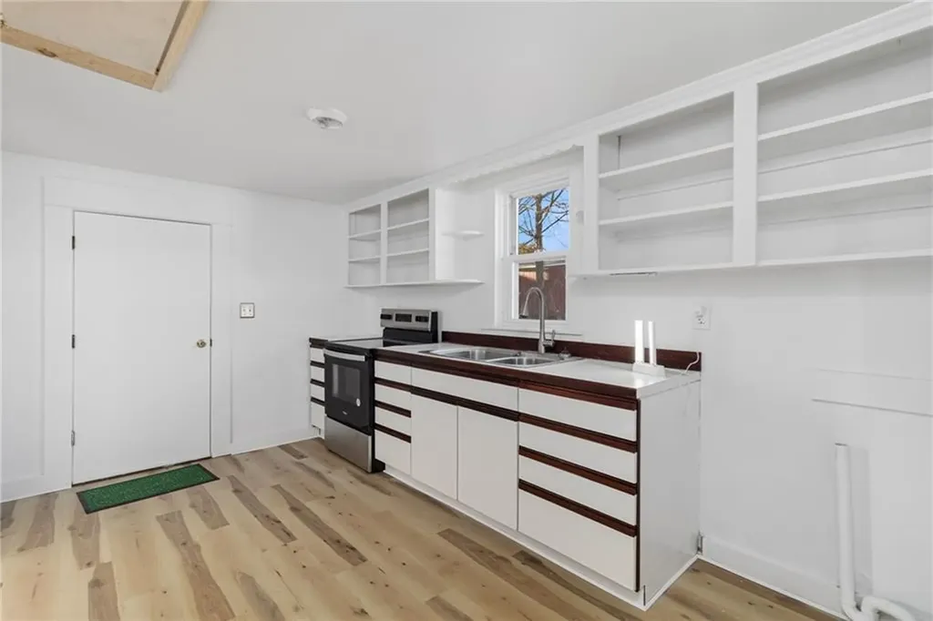 1609 West Main Road Middletown RI 02842