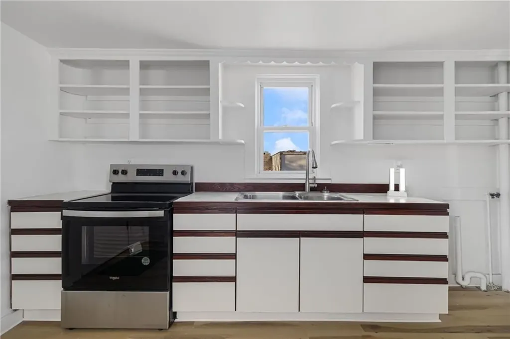 1609 West Main Road Middletown RI 02842