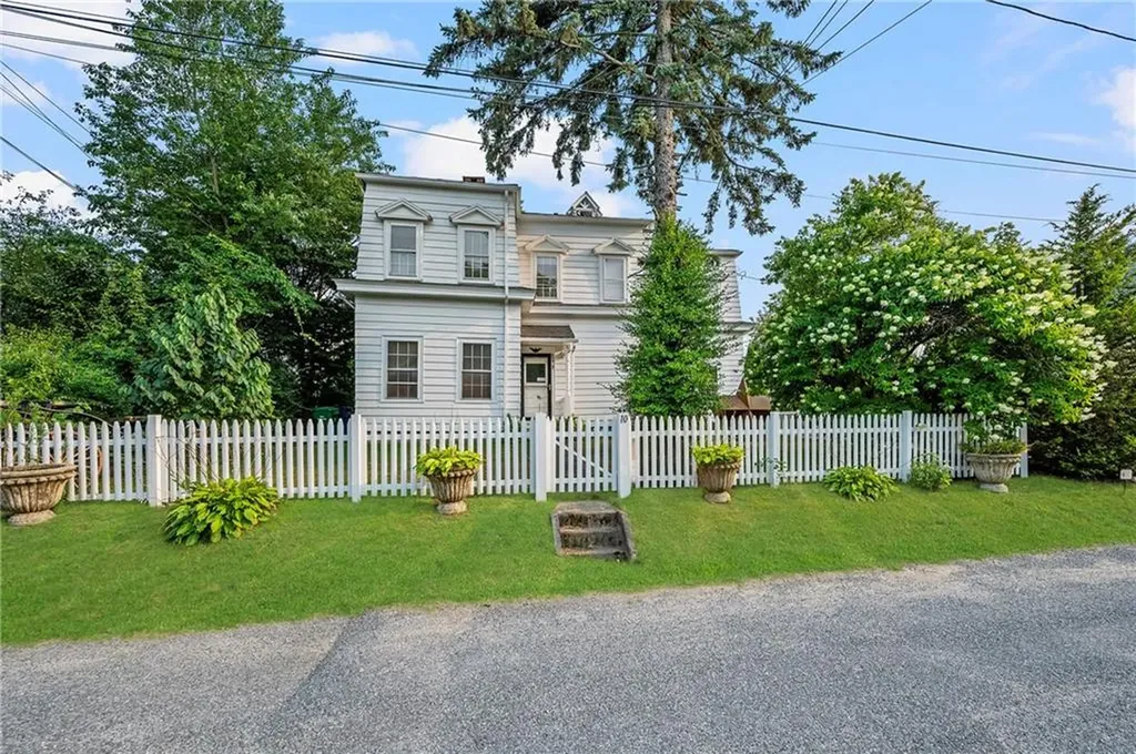 10 12 Hendricks Street South Kingstown RI 02879