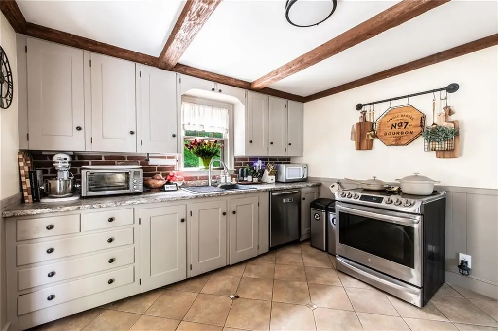 75 Knotty Oak Road Coventry RI 02816
