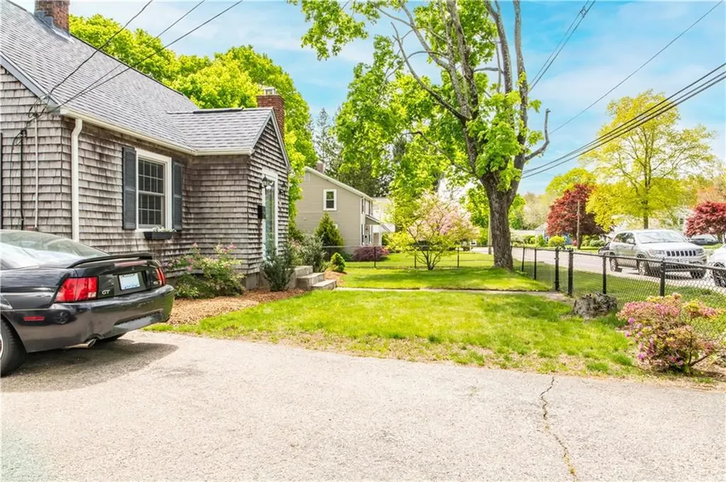 75 Knotty Oak Road Coventry RI 02816