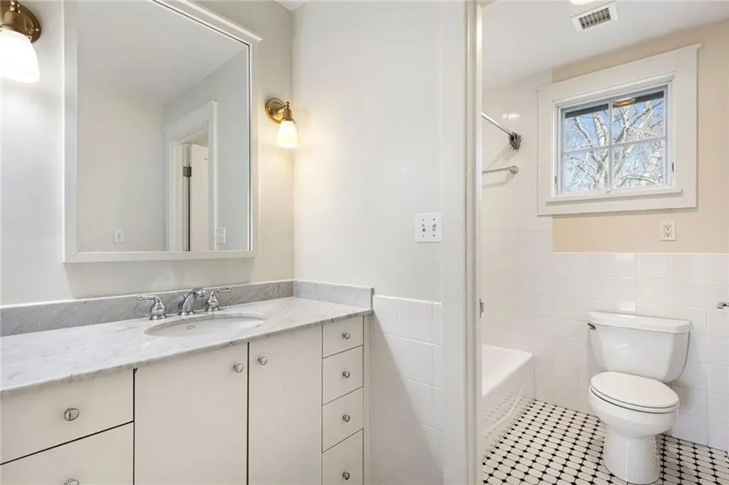 9 Ocean Lawn Lane Newport RI 02840