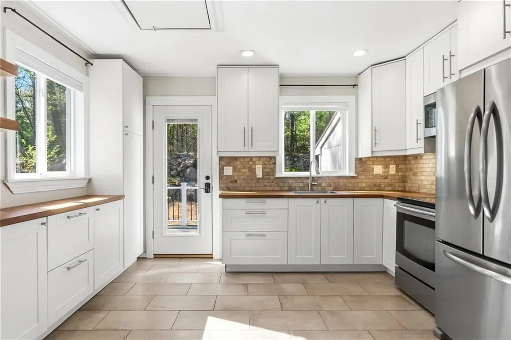 31 West Shore Drive Exeter RI 02822
