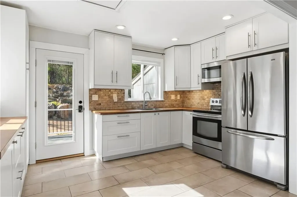 31 West Shore Drive Exeter RI 02822