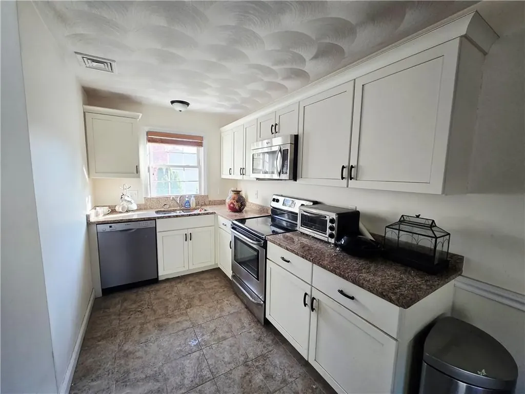 140 Lake View Road Cranston RI 02920