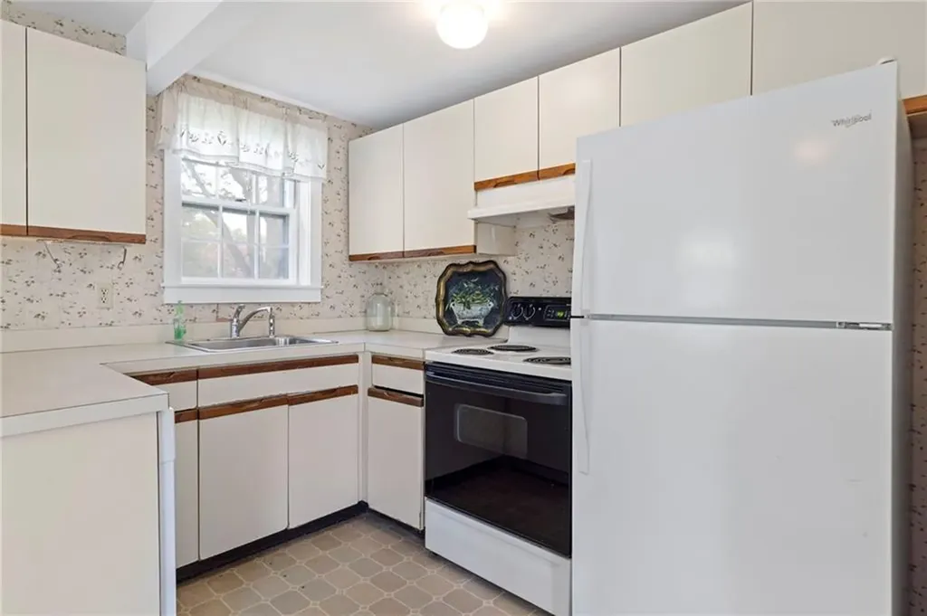 6 Baldwin Road Middletown RI 02842