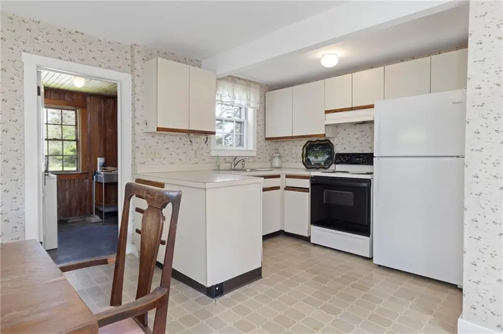 6 Baldwin Road Middletown RI 02842