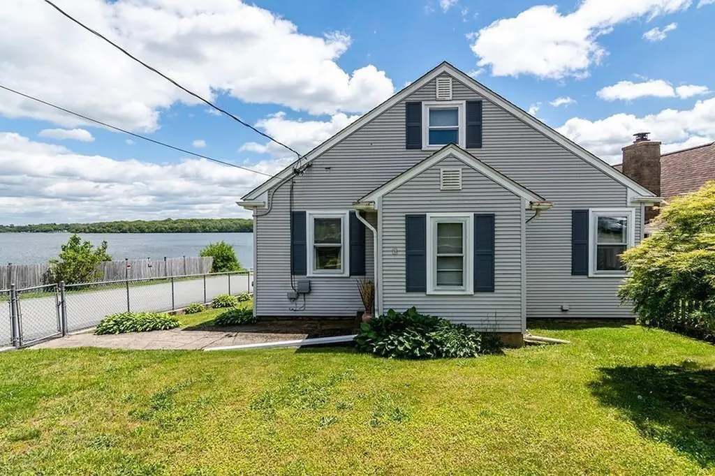 4 Lake Avenue Tiverton RI 02878