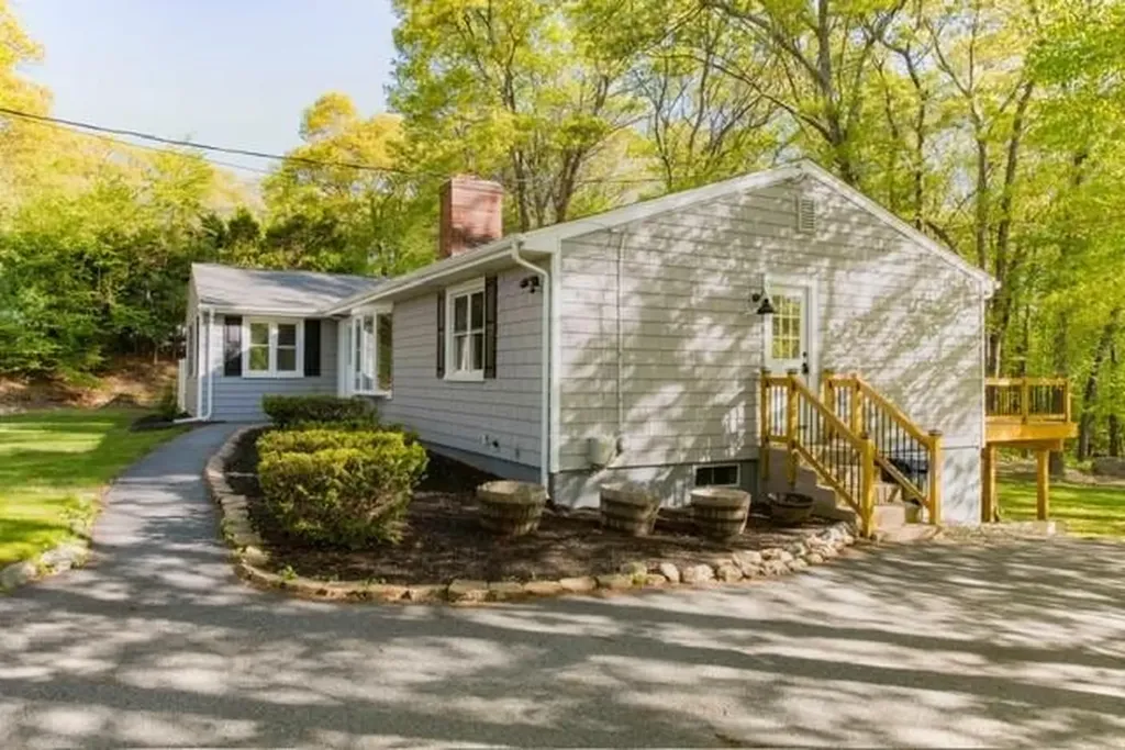 39 Mann School Road Smithfield RI 02917