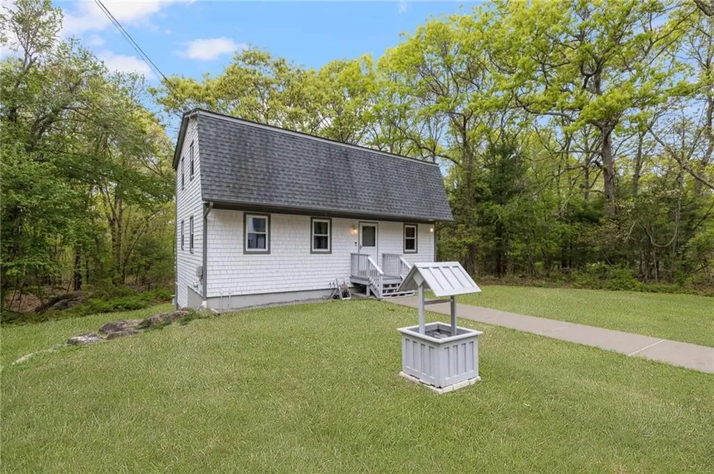 637 Read School House Road Coventry RI 02816