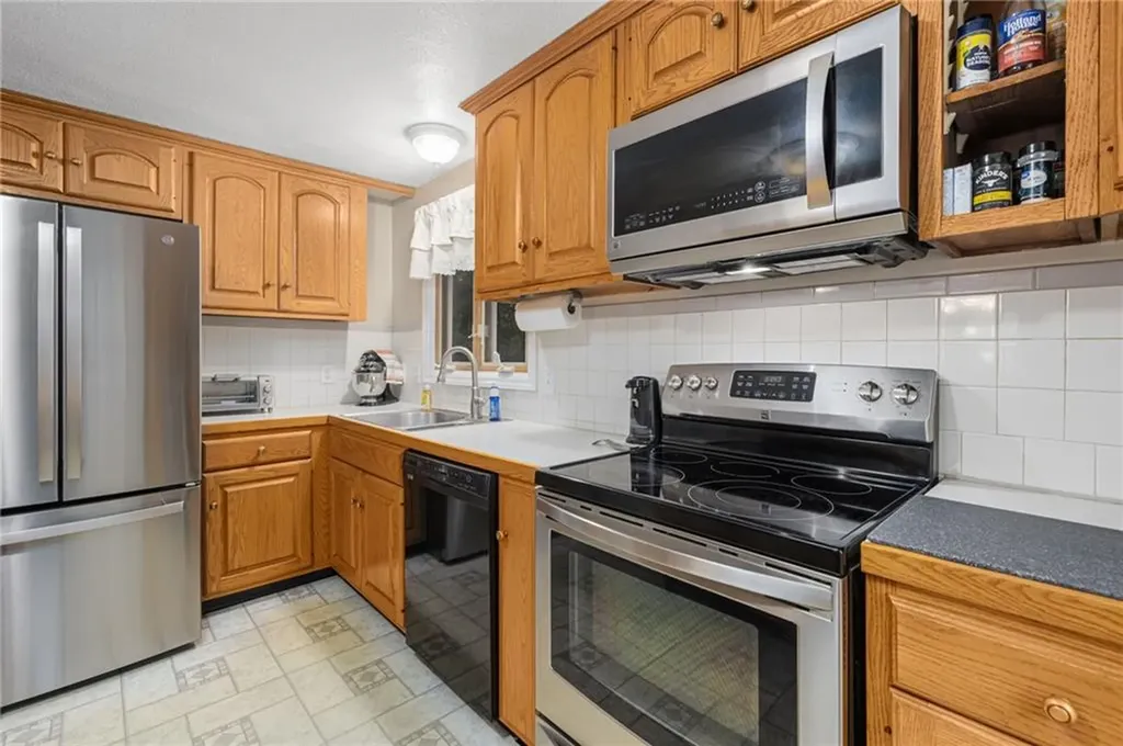 637 Read School House Road Coventry RI 02816