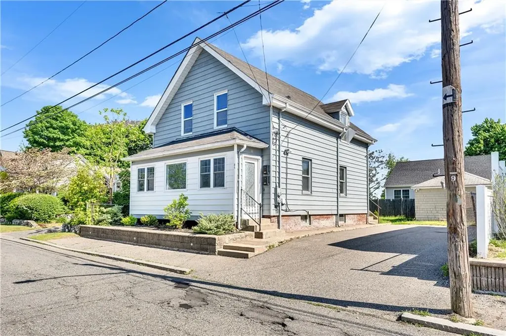 86 Woodward Avenue East Providence RI 02914