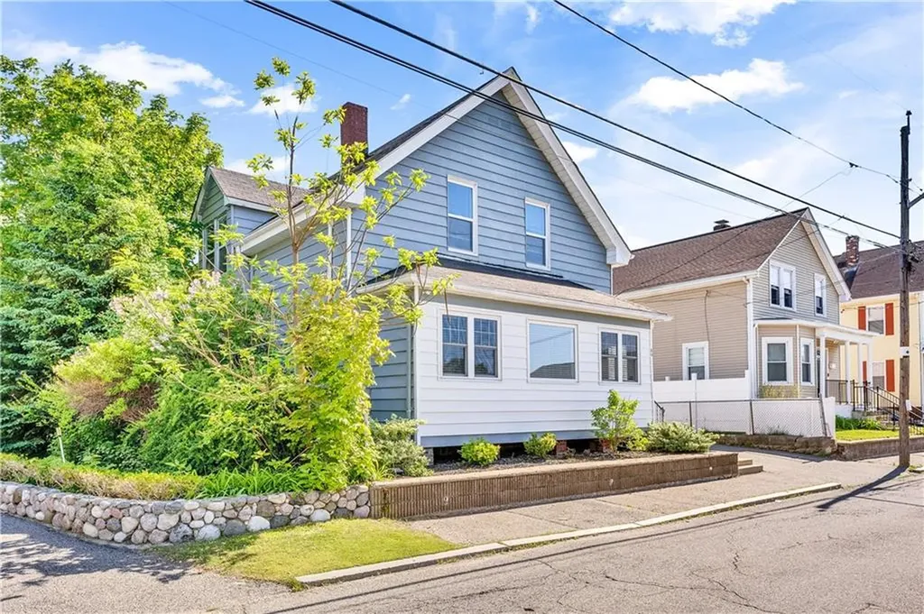 86 Woodward Avenue East Providence RI 02914