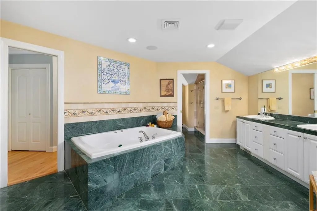 75 N Cliff Drive Narragansett RI 02882