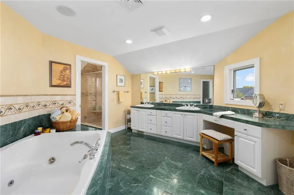 75 N Cliff Drive Narragansett RI 02882