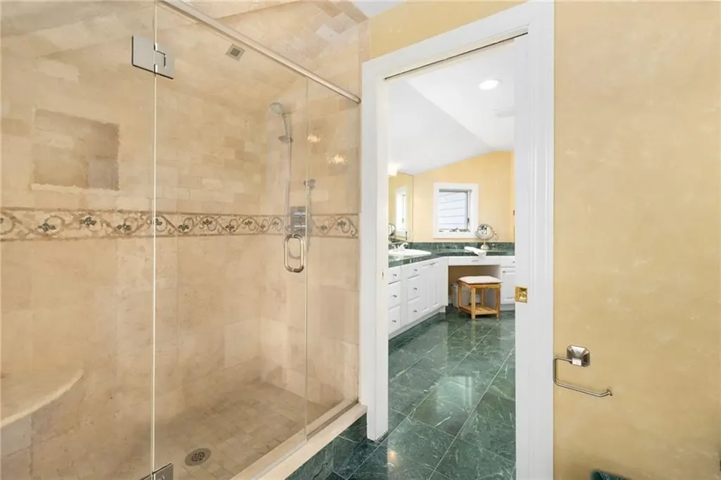 75 N Cliff Drive Narragansett RI 02882