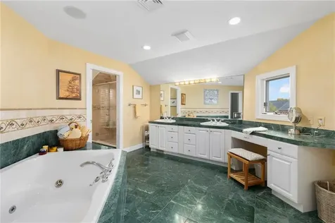 75 N Cliff Drive Narragansett RI 02882