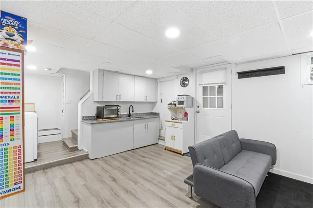 31 Yeoman Avenue Cranston RI 02920
