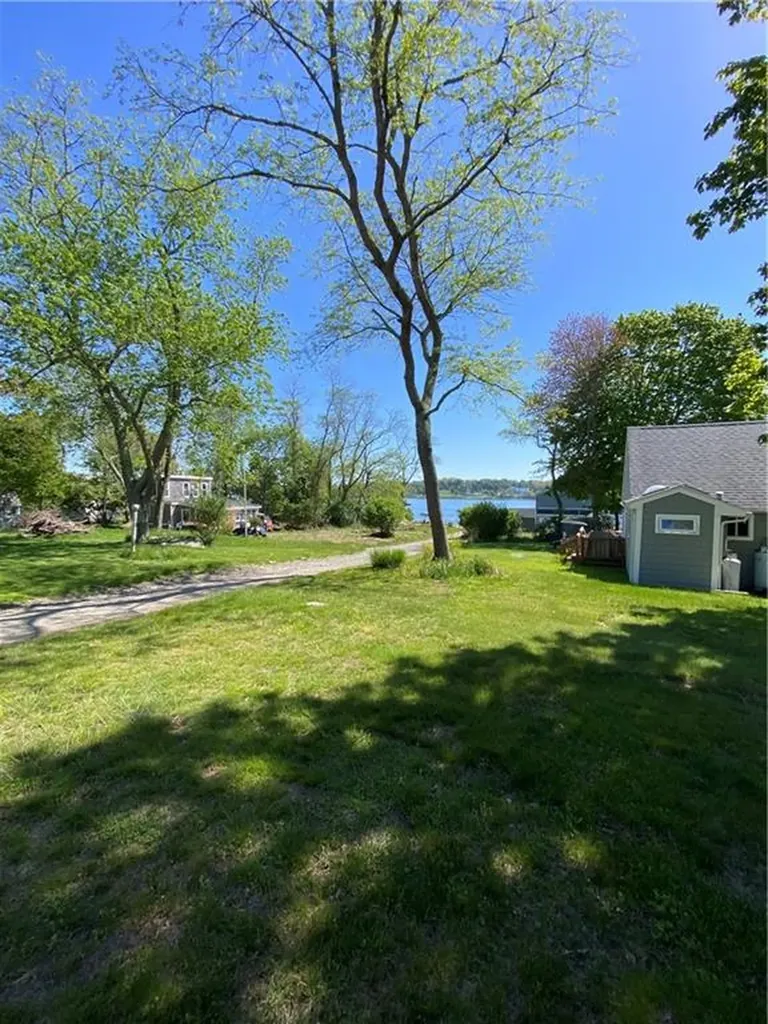 0 Beach Road Portsmouth RI 02871