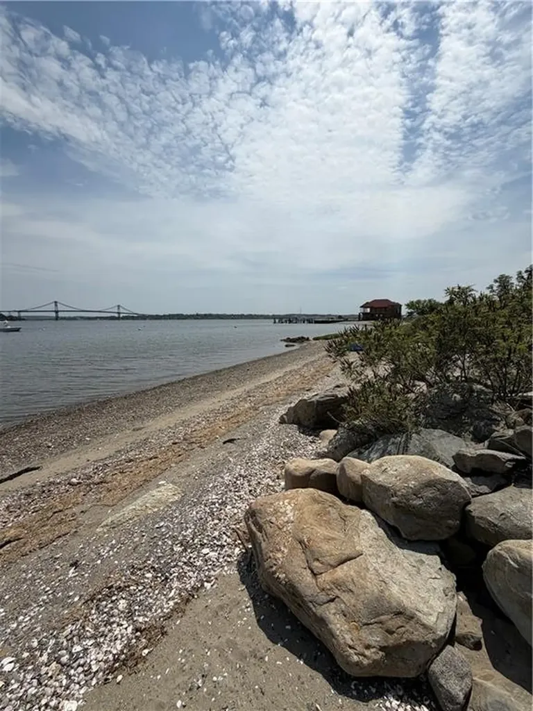 0 Beach Road Portsmouth RI 02871