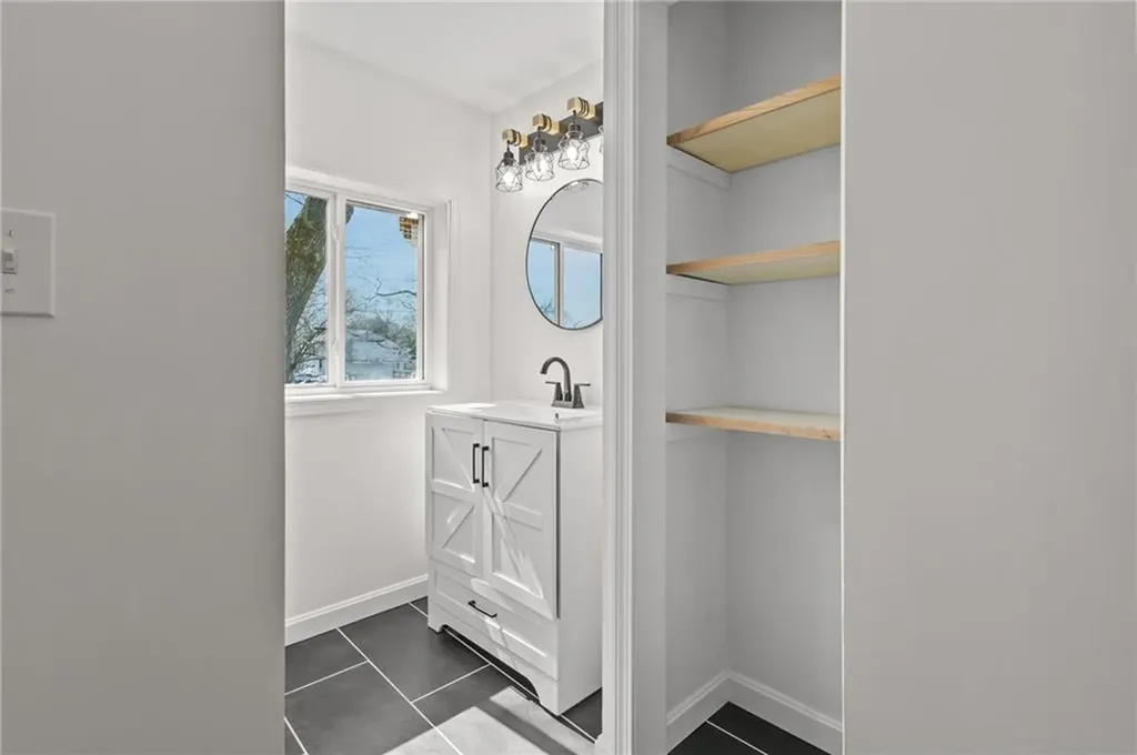 176 Horse Neck Road Warwick RI 02889