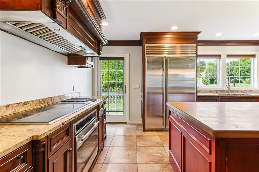 18 Anawan Avenue Narragansett RI 02882