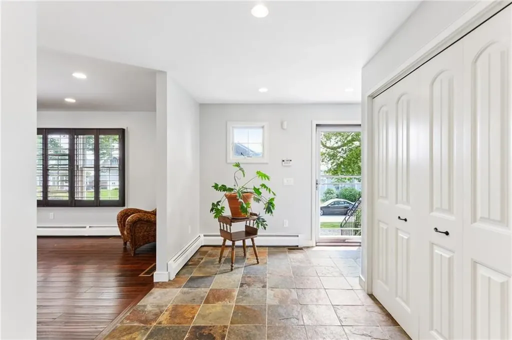 18 Anawan Avenue Narragansett RI 02882