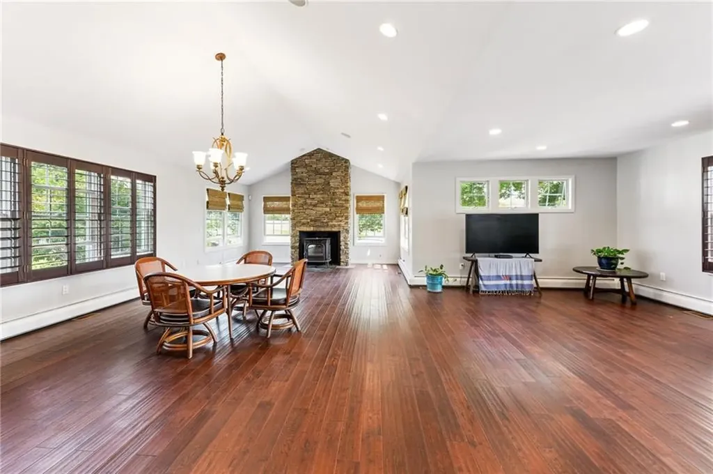 18 Anawan Avenue Narragansett RI 02882