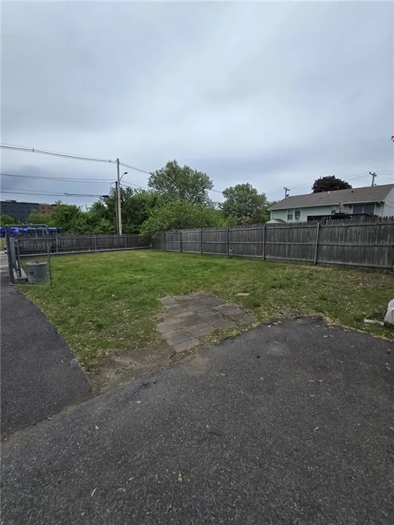221 Prairie Aka 104 Robinson Street Avenue Providence RI 02905