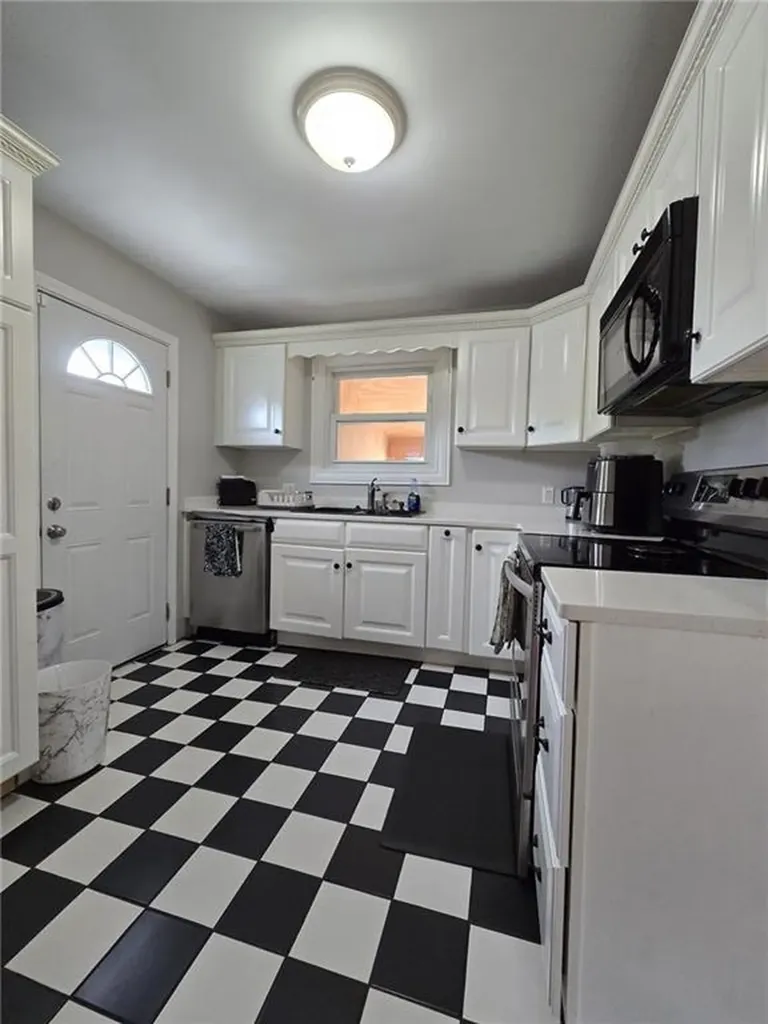 221 Prairie Aka 104 Robinson Street Avenue Providence RI 02905
