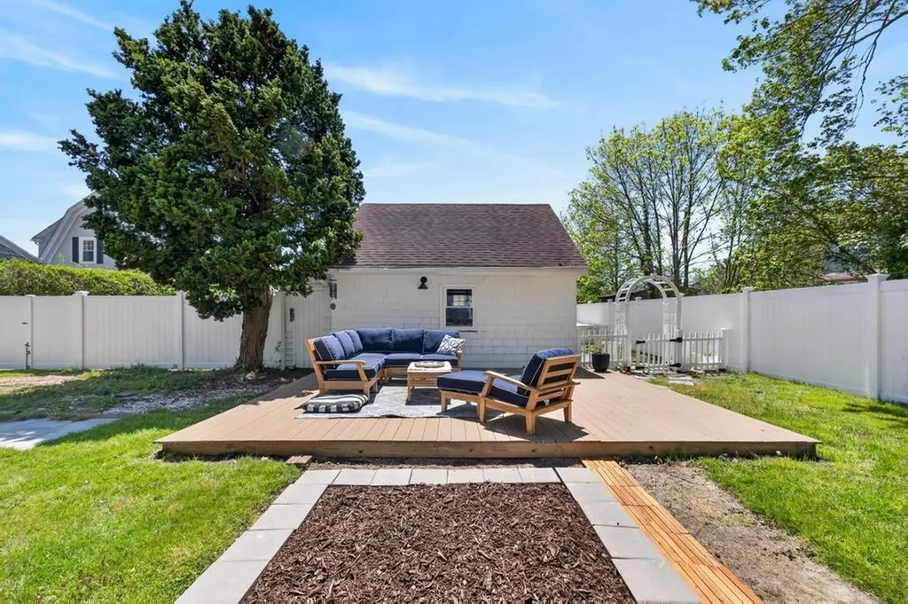 7 Verndale Circle Bristol RI 02809