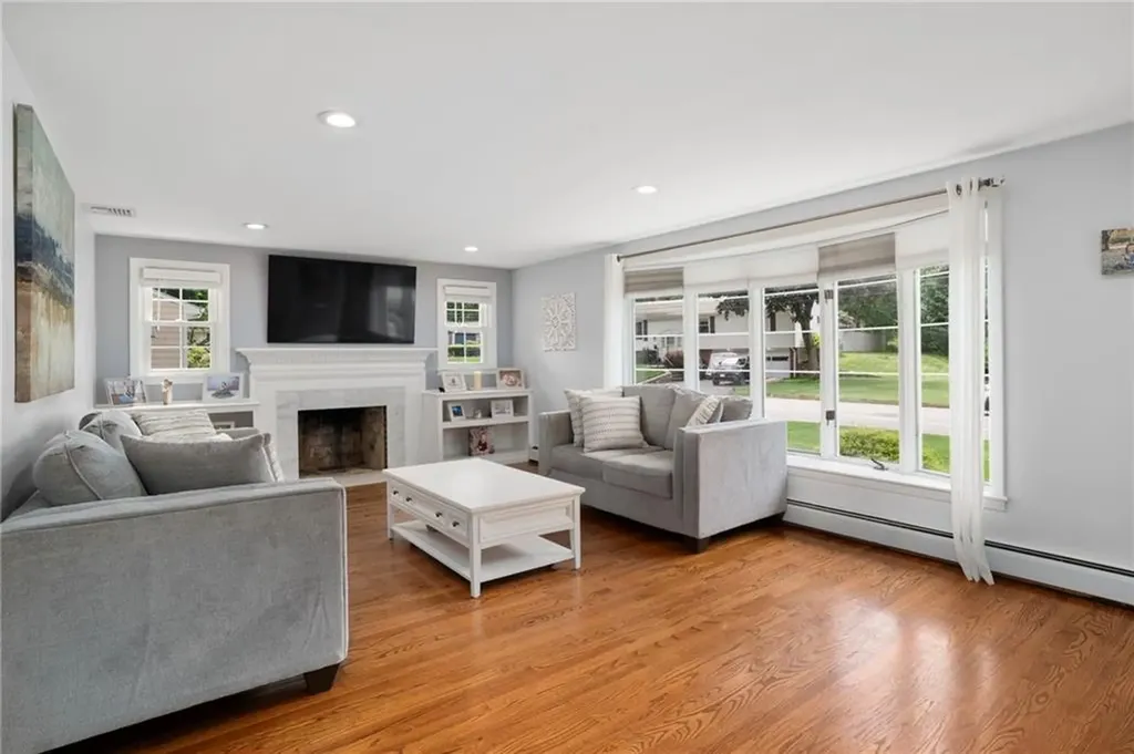 198 Northbridge Avenue Warwick RI 02886