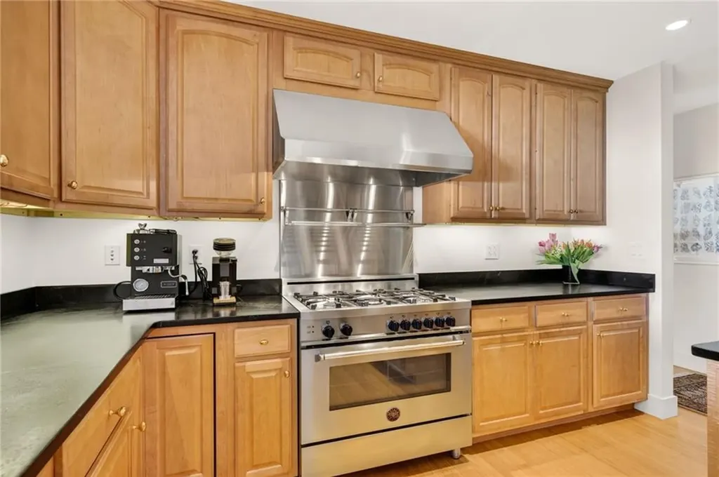 59 High Hill Road Tiverton RI 02878