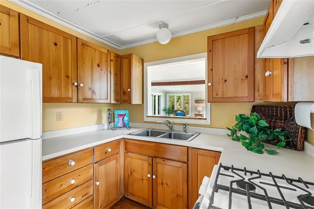 28 Byway Road Barrington RI 02806