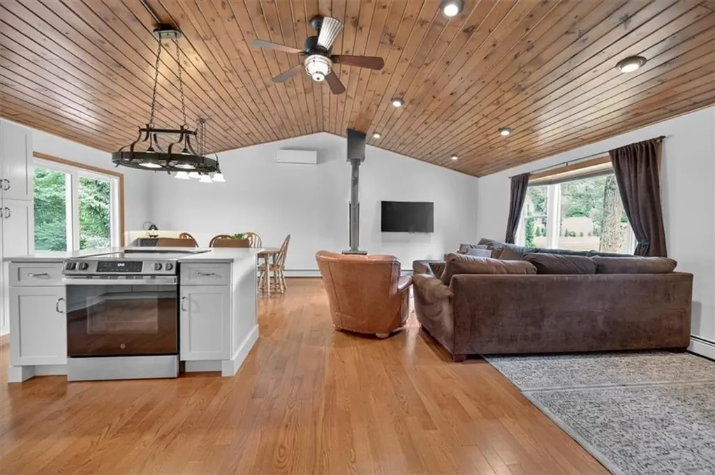 9 Friendship Lane Smithfield RI 02917