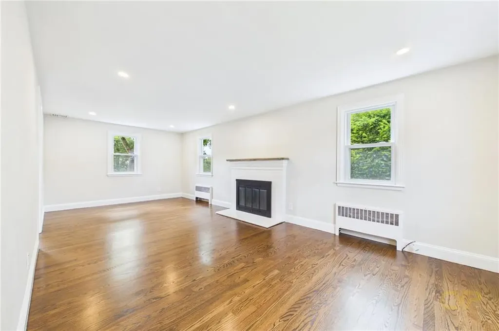 28 Eden Crest Drive Cranston RI 02920