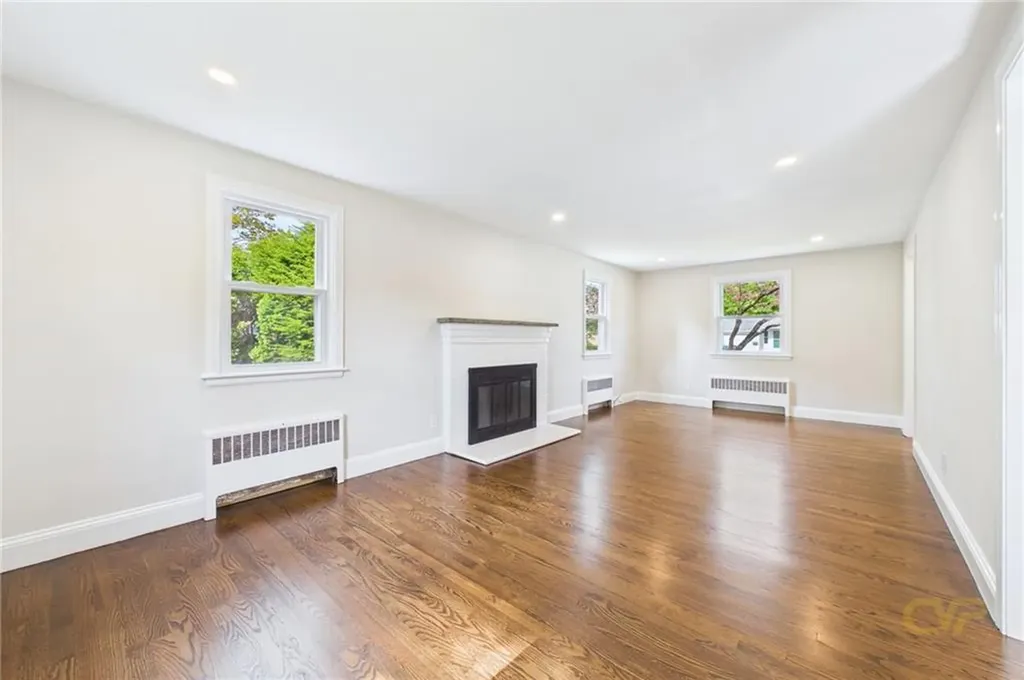 28 Eden Crest Drive Cranston RI 02920