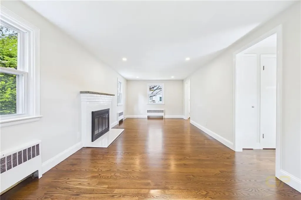 28 Eden Crest Drive Cranston RI 02920
