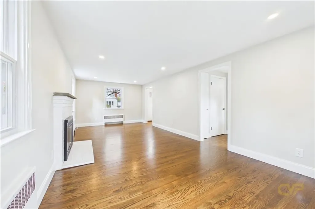 28 Eden Crest Drive Cranston RI 02920