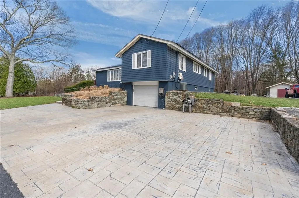 77 Woodlawn Avenue North Providence RI 02904