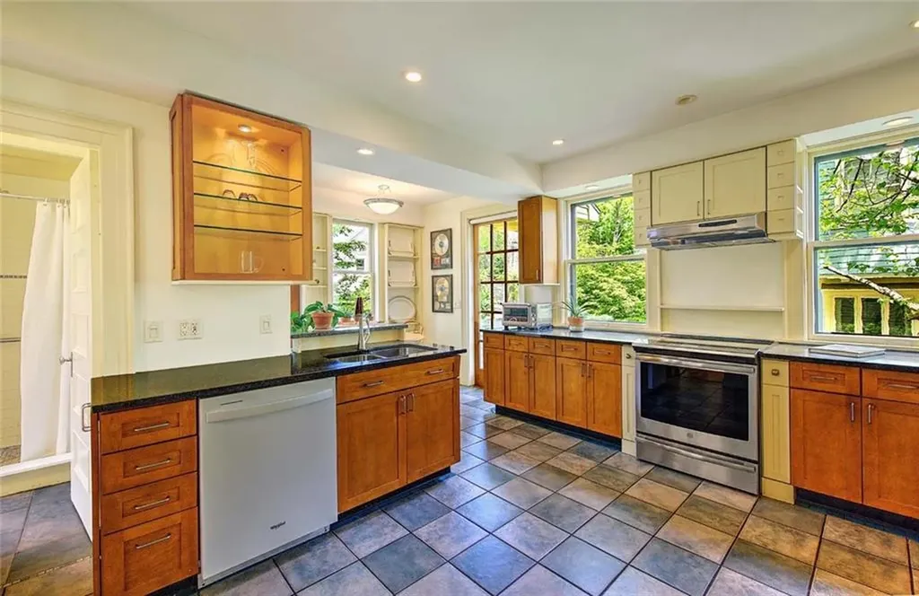22 Irving Avenue Providence RI 02906