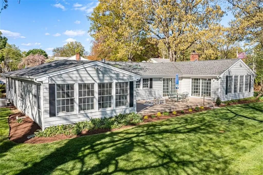 33 Meadowbrook Drive Barrington RI 02806