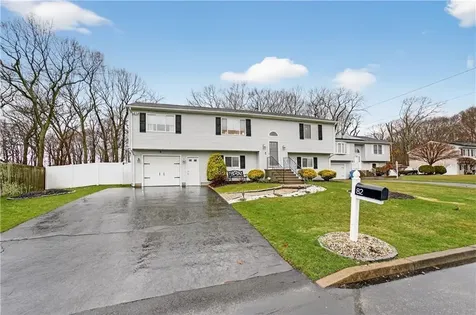 82 Mohawk Trail Cranston RI 02921