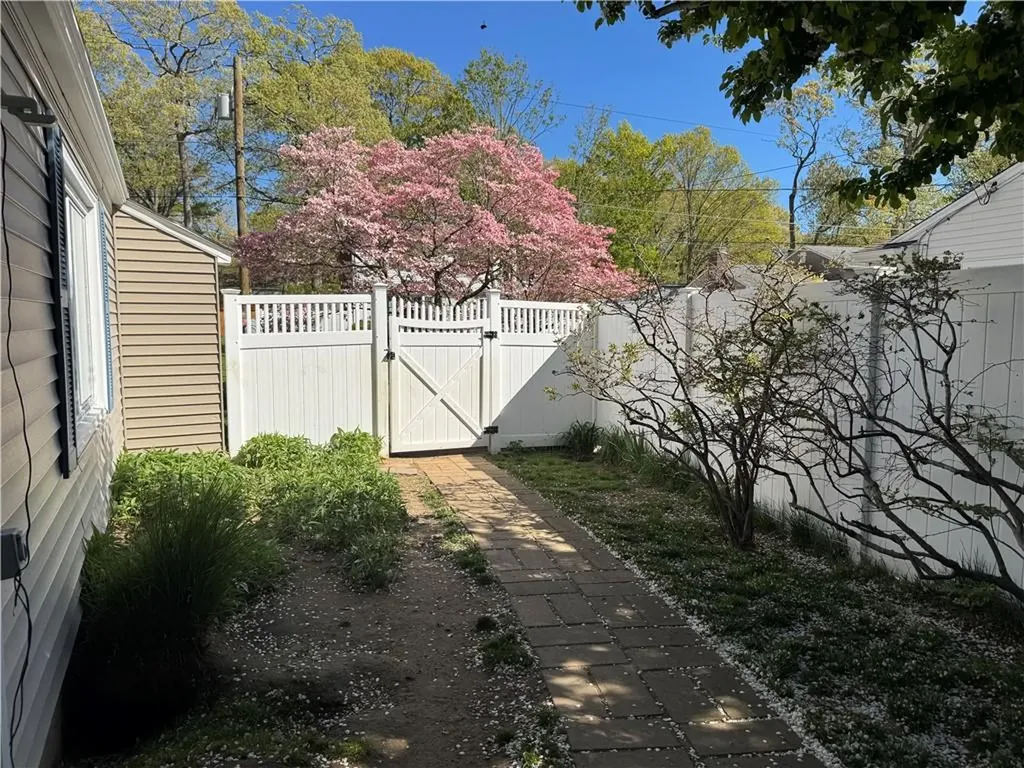 27 Monmouth Drive East Providence MA 02515