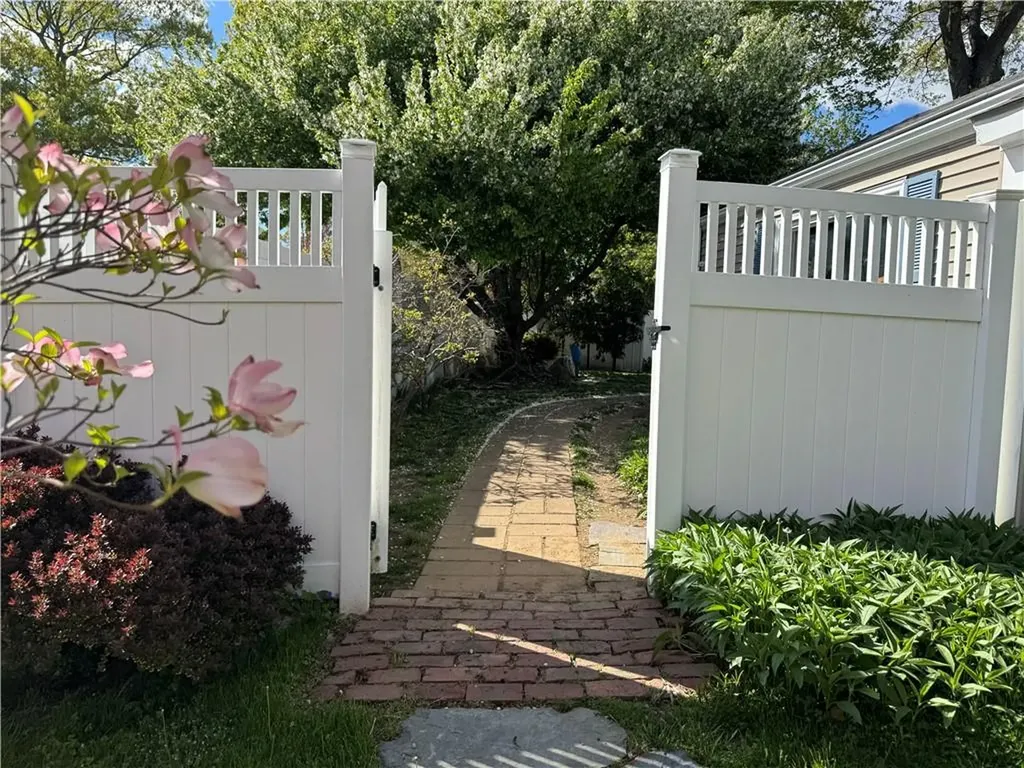 27 Monmouth Drive East Providence MA 02515