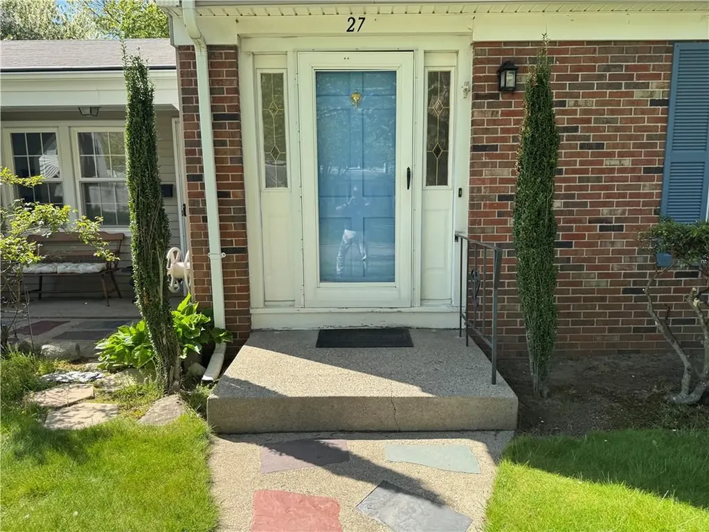 27 Monmouth Drive East Providence MA 02515