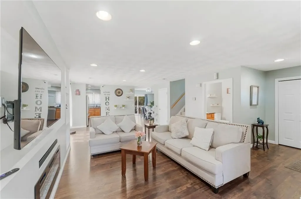 61 Metropolitan Avenue Cranston RI 02920