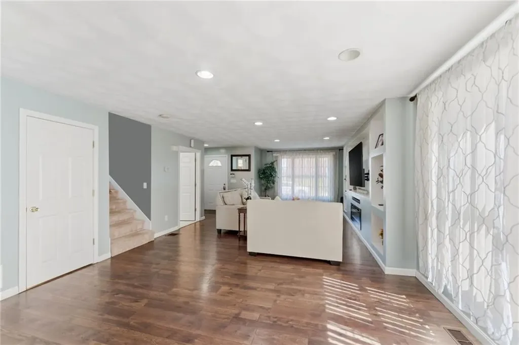 61 Metropolitan Avenue Cranston RI 02920