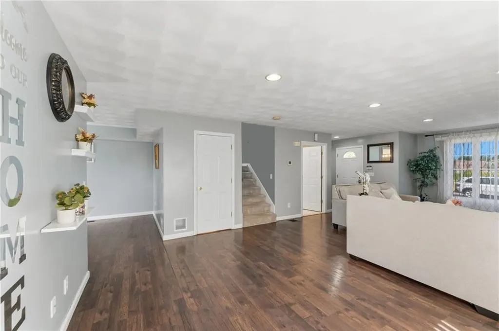 61 Metropolitan Avenue Cranston RI 02920